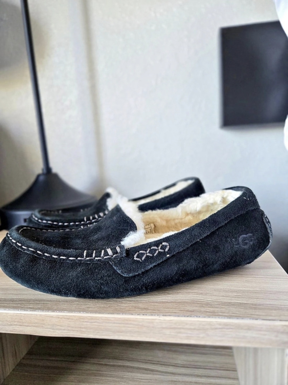 UGG Dakota Slipper Black Slippers Women's size 7 Preloved